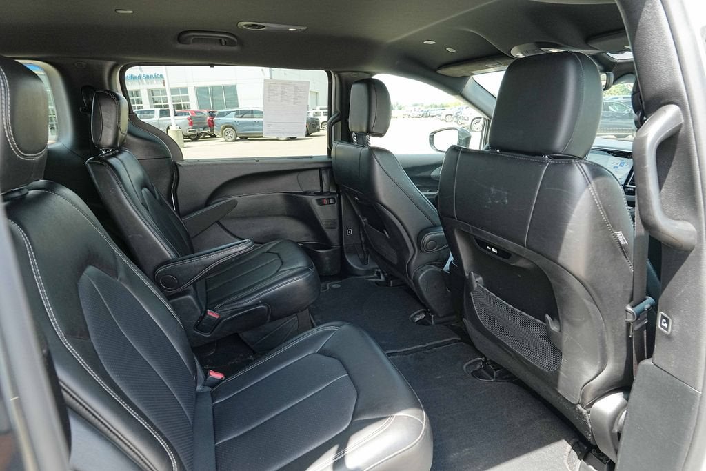 2025 Chrysler Pacifica Select