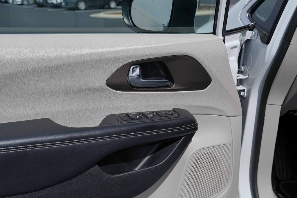 2021 Chrysler Voyager LXI