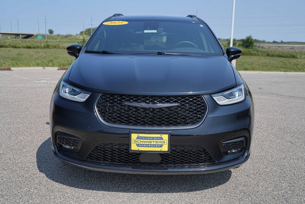 Used 2025 Chrysler Pacifica Limited with VIN 2C4RC1GG0SR569883 for sale in Willmar, Minnesota