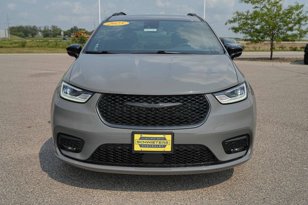 Used 2025 Chrysler Pacifica Limited with VIN 2C4RC1GG7SR561411 for sale in Willmar, Minnesota