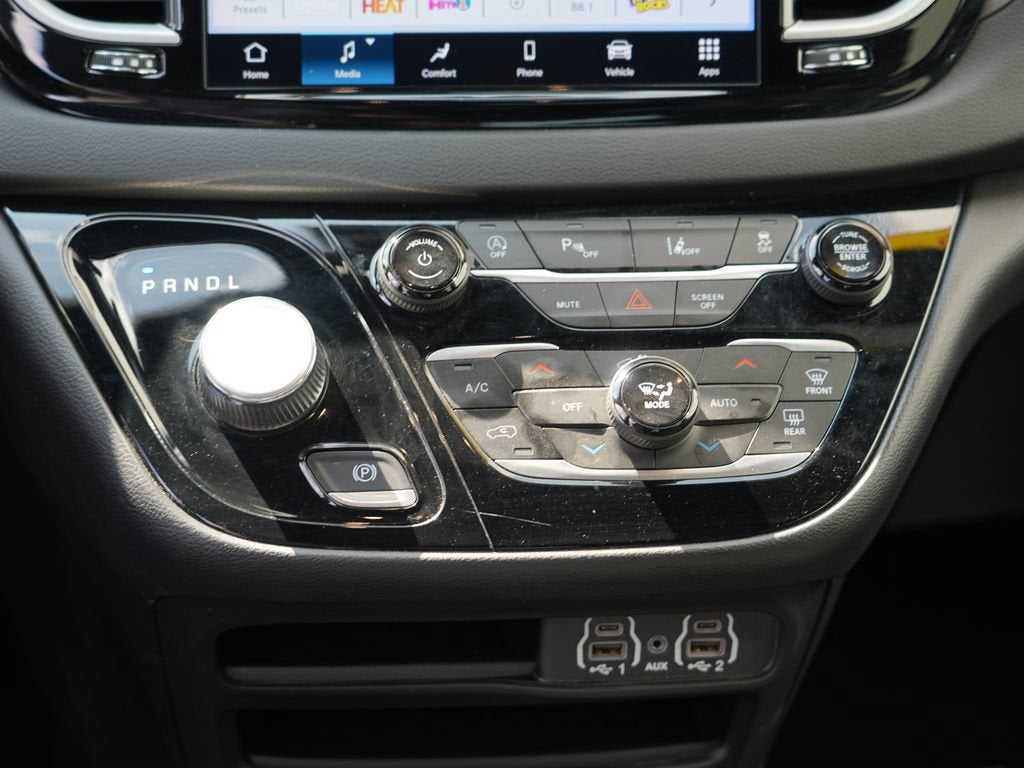2025 Chrysler Pacifica Select