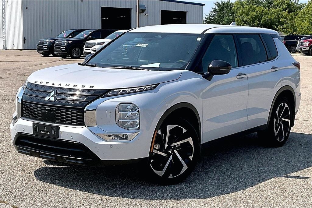 2023 Mitsubishi Outlander SE