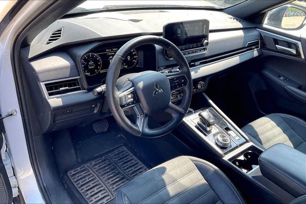 2023 Mitsubishi Outlander SE
